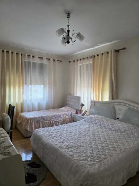 Tirane:Shitet Apart rinovuar & mirëmbajtur 2+1, kati 4,pallat ekzistus 5-kat,sip.82m²,Cmim180'000€, brenda unazës rr.Bardhyl/rr.H.Tasim 7-min Q-Tiranë