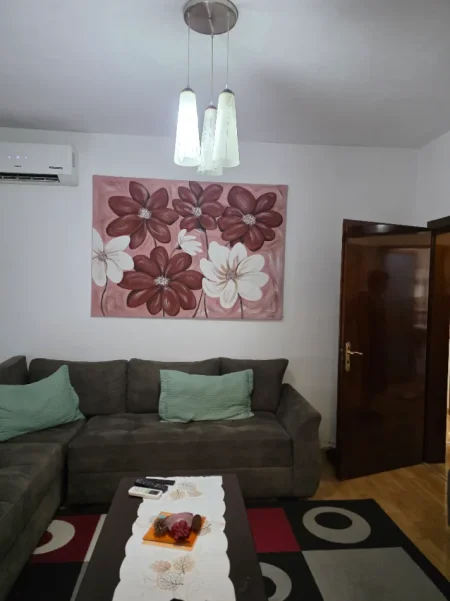 Tirane:Shitet Apart rinovuar & mirëmbajtur 2+1, kati 4,pallat ekzistus 5-kat,sip.82m²,Cmim180'000€, brenda unazës rr.Bardhyl/rr.H.Tasim 7-min Q-Tiranë