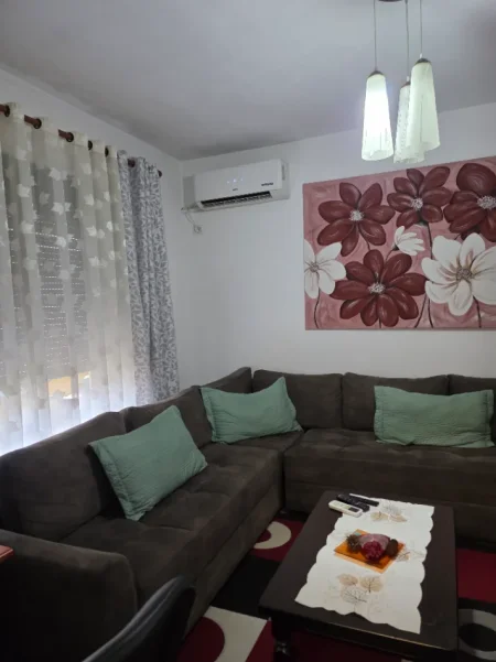 Tirane:Shitet Apart rinovuar & mirëmbajtur 2+1, kati 4,pallat ekzistus 5-kat,sip.82m²,Cmim180'000€, brenda unazës rr.Bardhyl/rr.H.Tasim 7-min Q-Tiranë