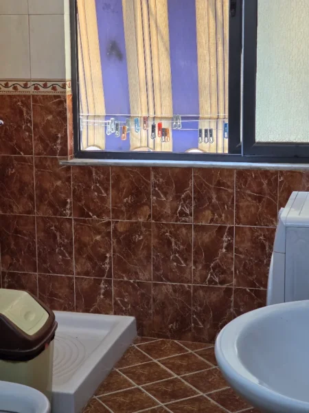 Tirane:Shitet Apart rinovuar & mirëmbajtur 2+1, kati 4,pallat ekzistus 5-kat,sip.82m²,Cmim180'000€, brenda unazës rr.Bardhyl/rr.H.Tasim 7-min Q-Tiranë