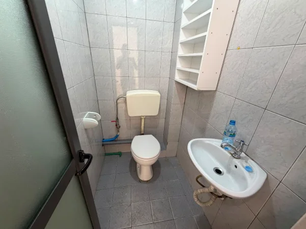 Tirane, jepet me qera ambjent biznesi Kati 0, 134 m² 1.500 € (Myslym Shyri)