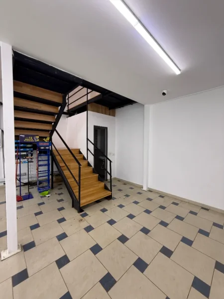 Tirane, jepet me qera ambjent biznesi Kati 0, 134 m² 150.000 LEKE (RRUGA ISLAM ALLA, PRANE MYSLYM SHYRIT)
