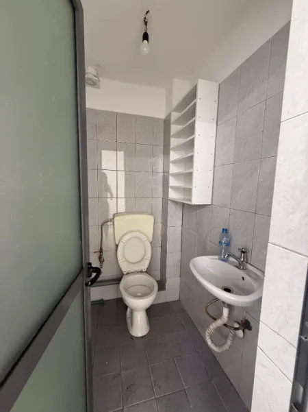 Tirane, jepet me qera ambjent biznesi Kati 0, 134 m² 150.000 LEKE (RRUGA ISLAM ALLA, PRANE MYSLYM SHYRIT)