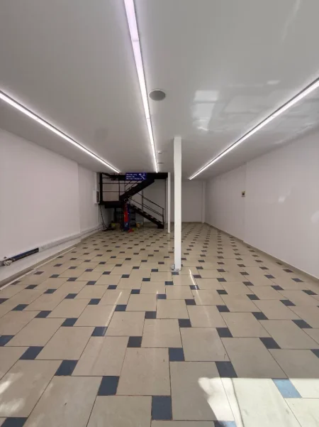Tirane, jepet me qera ambjent biznesi Kati 0, 134 m² 150.000 LEKE (RRUGA ISLAM ALLA, PRANE MYSLYM SHYRIT)
