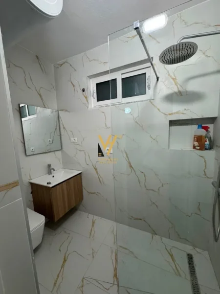 Tirane, jepet me qera apartament 1+1+Ballkon Kati 2, 75 m² 620 € (5 MAJI)