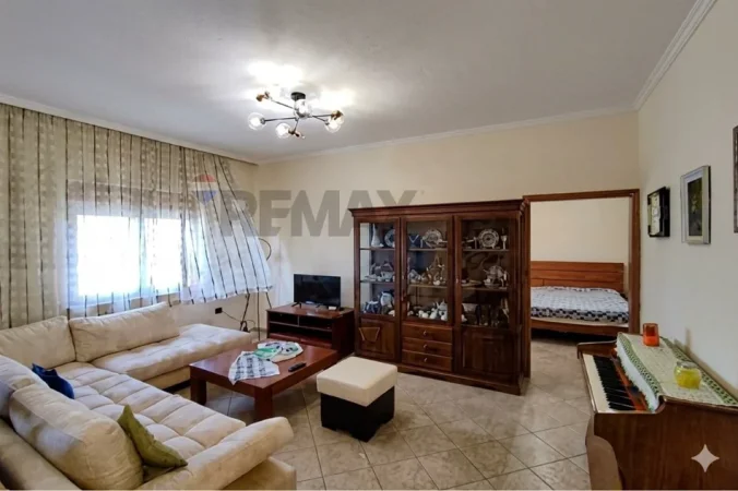 Jepet me qera 1+1 ne Qender Ura Tabakeve - 45000 Lek