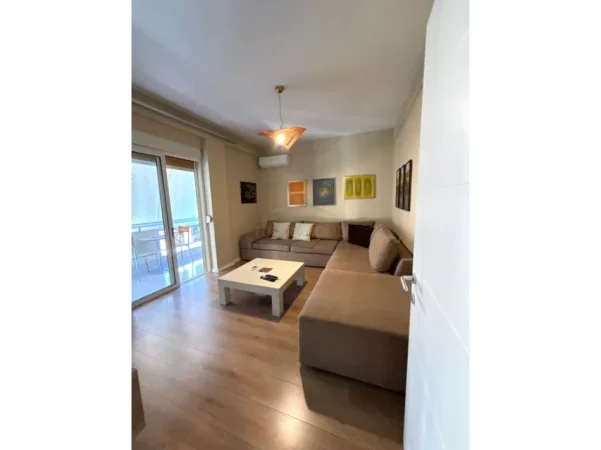 Tirane, jepet me qera apartament 1+1 Kati 4, 90 m² 90 € 