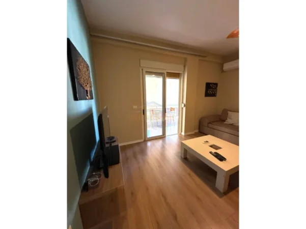 Tirane, jepet me qera apartament 1+1 Kati 4, 90 m² 90 € 