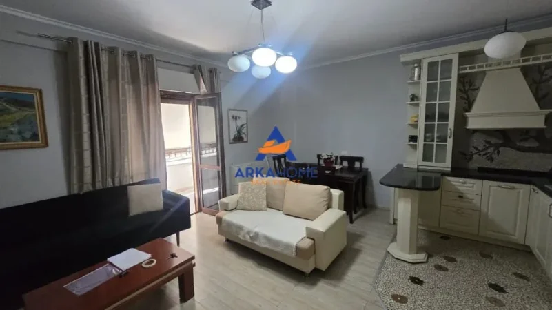 Tirane, jepet me qera apartament 1+1+Ballkon Kati 3, 70 m² 696 € 