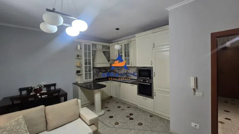 Tirane, jepet me qera apartament 1+1+Ballkon Kati 3, 70 m² 696 € 