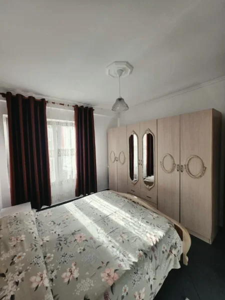 Tirane, jepet me qera apartament 2+1+Aneks+Ballkon Kati 2, 400 € (astir)