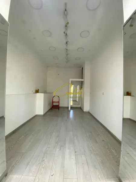 Tirane, jepet me qera dyqan Kati 0, 25 m² 500 € (BRRYLI)