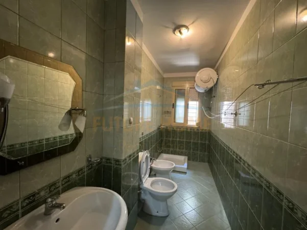 Tirane, jepet me qera apartament 1+1 Kati 1, 70 m² 480 € (Ministria e Jashtme,Brryl)