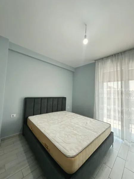 Tirane, jepet me qera apartament 1+1+Aneks+Ballkon Kati 7, 500 € (astir)