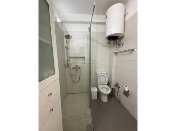 Tirane, jepet me qera apartament 1+1 Kati 4, 90 m² 650 € (Vasil Shanto)