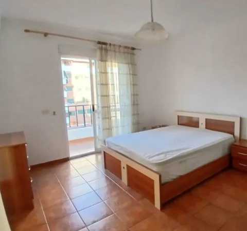 Tirane, jepet me qera apartament 1+1+Ballkon Kati 4, 500 € (Pazari I ri)
