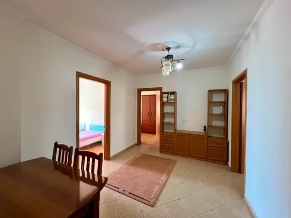 Tirane, jepet me qera apartament 2+1+Ballkon Kati 4, 110 m² 700 € (Rruga Tefta Tashko Koco)