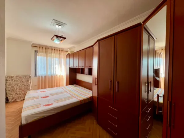 Tirane, jepet me qera apartament 2+1+Ballkon Kati 4, 110 m² 700 € (Rruga Tefta Tashko Koco)