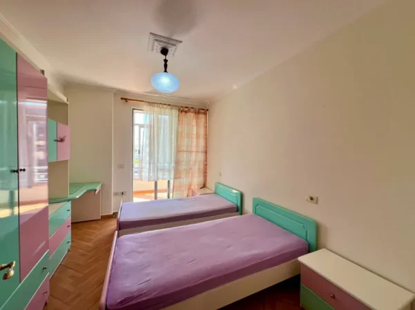 Tirane, jepet me qera apartament 2+1+Ballkon Kati 4, 110 m² 700 € (Rruga Tefta Tashko Koco)