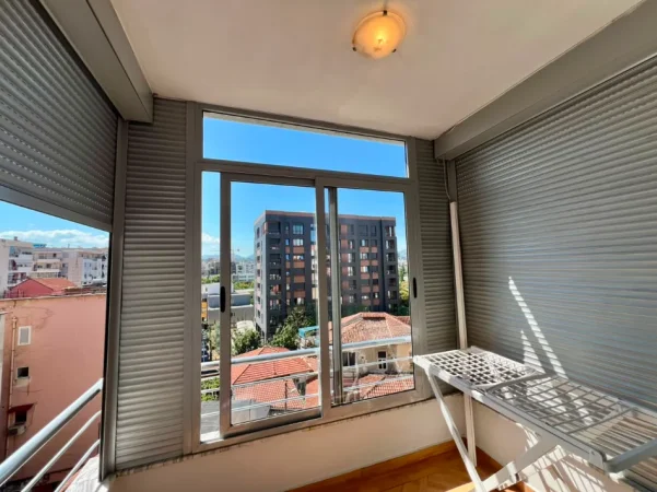 Tirane, jepet me qera apartament 2+1+Ballkon Kati 4, 110 m² 700 € (Rruga Tefta Tashko Koco)