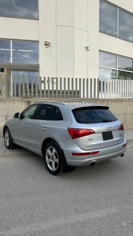 Tirane, shitet makine AUDI Q5 Benzin, gri metalizato automatik Kondicioner 100.000 km 8.000 €