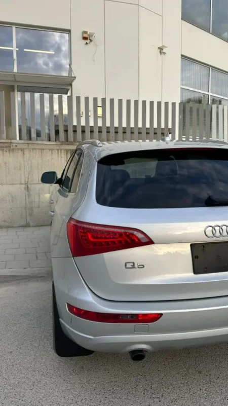 Tirane, shitet makine AUDI Q5 Benzin, gri metalizato automatik Kondicioner 100.000 km 8.000 €