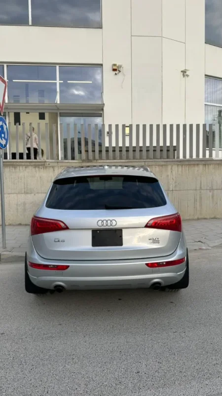 Tirane, shitet makine AUDI Q5 Benzin, gri metalizato automatik Kondicioner 100.000 km 8.000 €