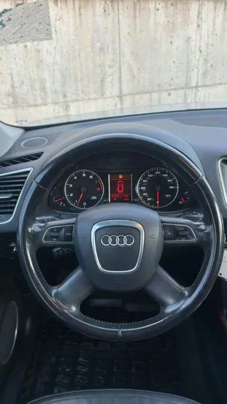 Tirane, shitet makine AUDI Q5 Benzin, gri metalizato automatik Kondicioner 100.000 km 8.000 €