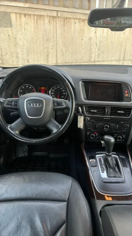 Tirane, shitet makine AUDI Q5 Benzin, gri metalizato automatik Kondicioner 100.000 km 8.000 €