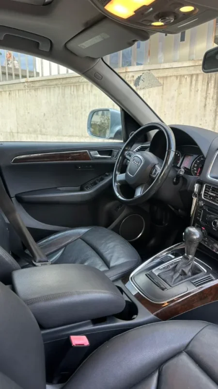 Tirane, shitet makine AUDI Q5 Benzin, gri metalizato automatik Kondicioner 100.000 km 8.000 €