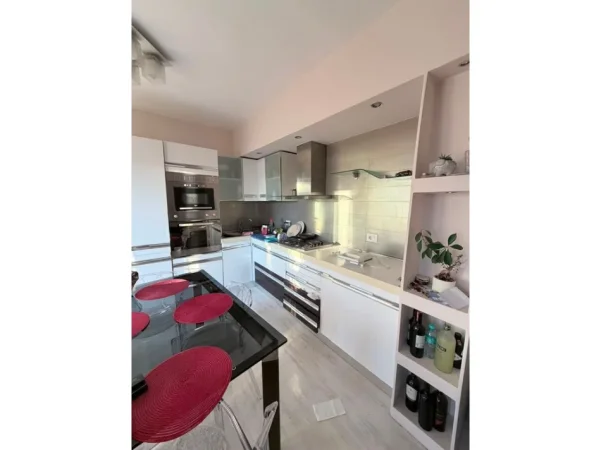 Tirane, jepet me qera apartament 1+1 Kati 8, 76 m² 640 € (Brryli)