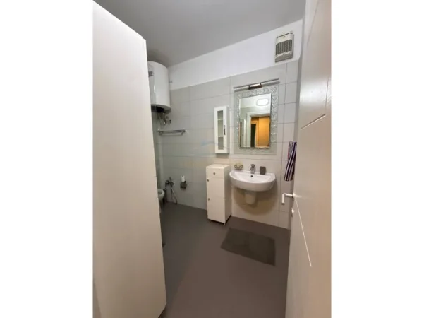 Tirane, jepet me qera apartament 1+1+Ballkon Kati 4, 90 m² 650 € (Vasil Shanto)