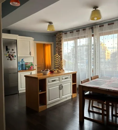 Tirane, jepet me qera apartament 3+1+Ballkon Kati 6, 125 m² 1.000 € (Qender)