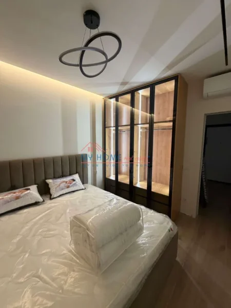 Tirane, jepet me qera apartament 1+1+Ballkon Kati 8, 75 m² 1.100 € (Mine Peza)