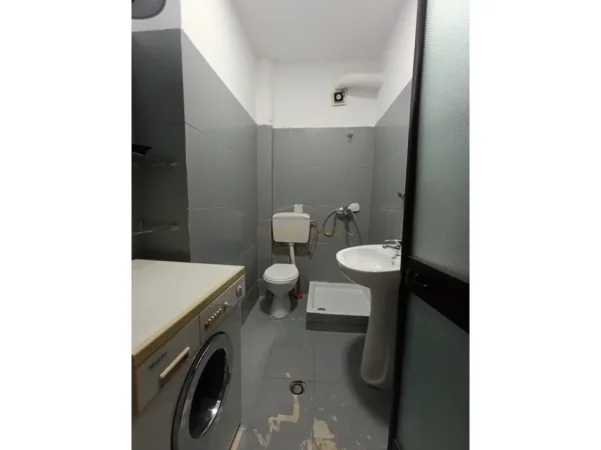 Tirane, jepet me qera apartament 1+1+Ballkon Kati 1, 60 m² 400 € (Laprake)