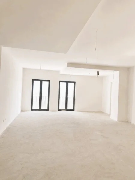 Tirane, jepet me qera zyre Kati 3, 250 m² 2.500 € (Kompleksi Delijorgji)
