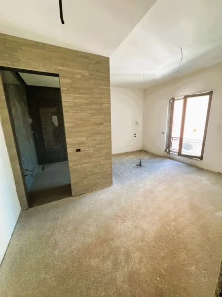 Tirane, jepet me qera zyre Kati 3, 250 m² 2.500 € (Kompleksi Delijorgji)