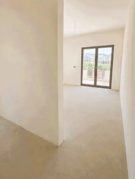 Tirane, jepet me qera zyre Kati 3, 250 m² 2.500 € (Kompleksi Delijorgji)