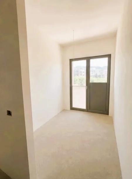 Tirane, jepet me qera zyre Kati 3, 250 m² 2.500 € (Kompleksi Delijorgji)
