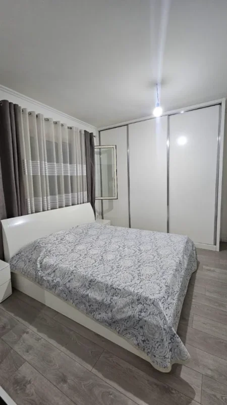 Tirane, jepet me qera apartament 1+1+Aneks+Ballkon Kati 1, 600 € (rruga e kavajes)