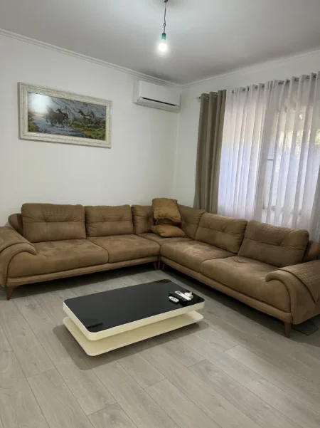 Tirane, jepet me qera apartament 1+1+Aneks+Ballkon Kati 1, 600 € (ish parku i autobusave , globe)