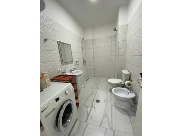 Tirane, jepet me qera apartament 1+1+Ballkon Kati 7, 72 m² 540 € (5 maji larte)