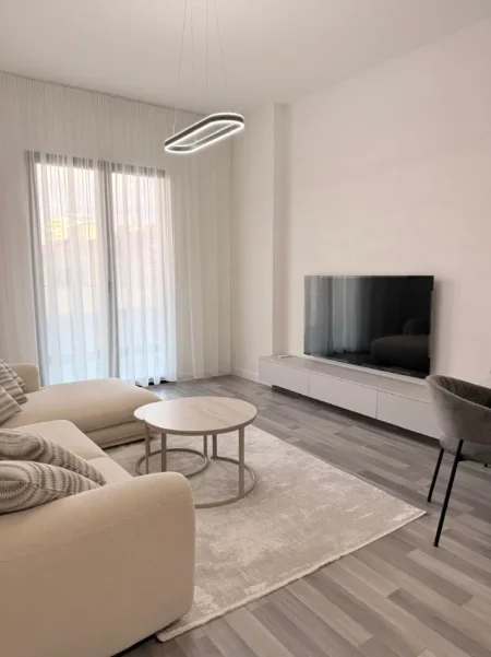 Tirane, jepet me qera apartament 1+1 Kati 2, 750 € (Vasil Shanto)