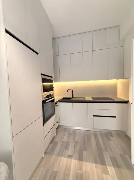 Tirane, jepet me qera apartament 1+1 Kati 2, 750 € (Vasil Shanto)