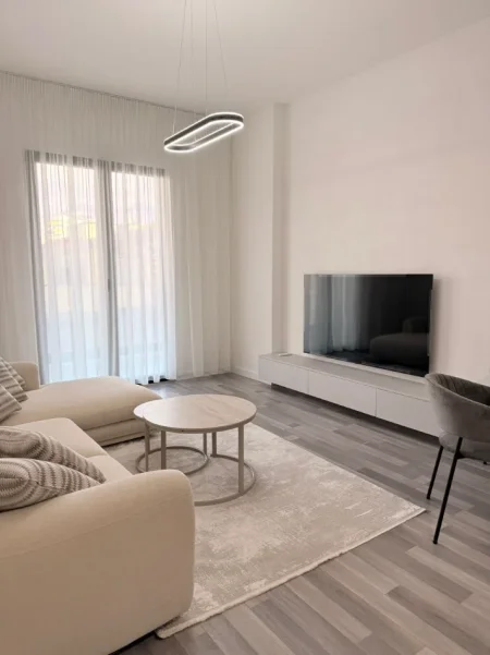 Tirane, jepet me qera apartament 1+1 Kati 2, 750 € (Vasil Shanto)