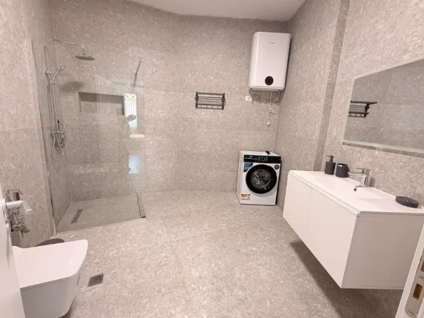 Tirane, jepet me qera apartament 1+1 Kati 2, 750 € (Vasil Shanto)