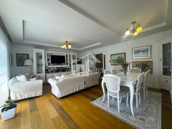 Tirane, shitet apartament 4+1 Kati 5, 200 m² (PËRBALLË LIQENIT ARTIFICIAL, PRANË KOPËSHTIT ZOOLOGJIK)