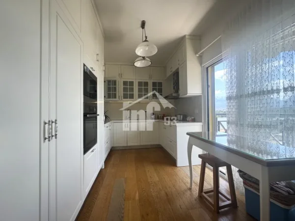 Tirane, shitet apartament 4+1 Kati 5, 200 m² (PËRBALLË LIQENIT ARTIFICIAL, PRANË KOPËSHTIT ZOOLOGJIK)