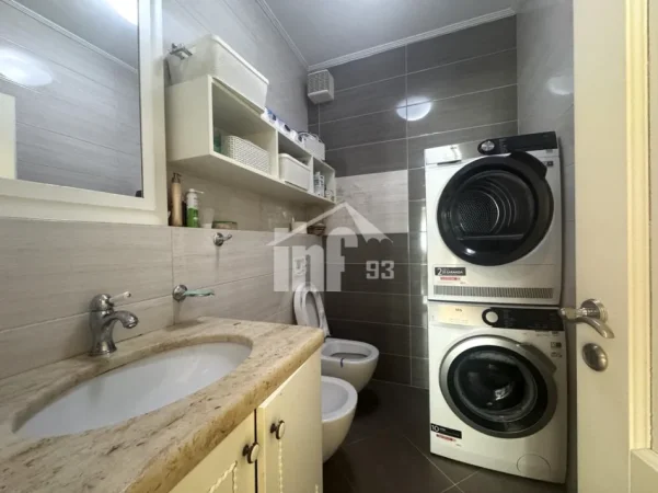 Tirane, shitet apartament 4+1 Kati 5, 200 m² (PËRBALLË LIQENIT ARTIFICIAL, PRANË KOPËSHTIT ZOOLOGJIK)