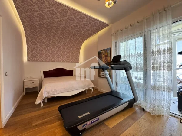 Tirane, shitet apartament 4+1 Kati 5, 200 m² (PËRBALLË LIQENIT ARTIFICIAL, PRANË KOPËSHTIT ZOOLOGJIK)